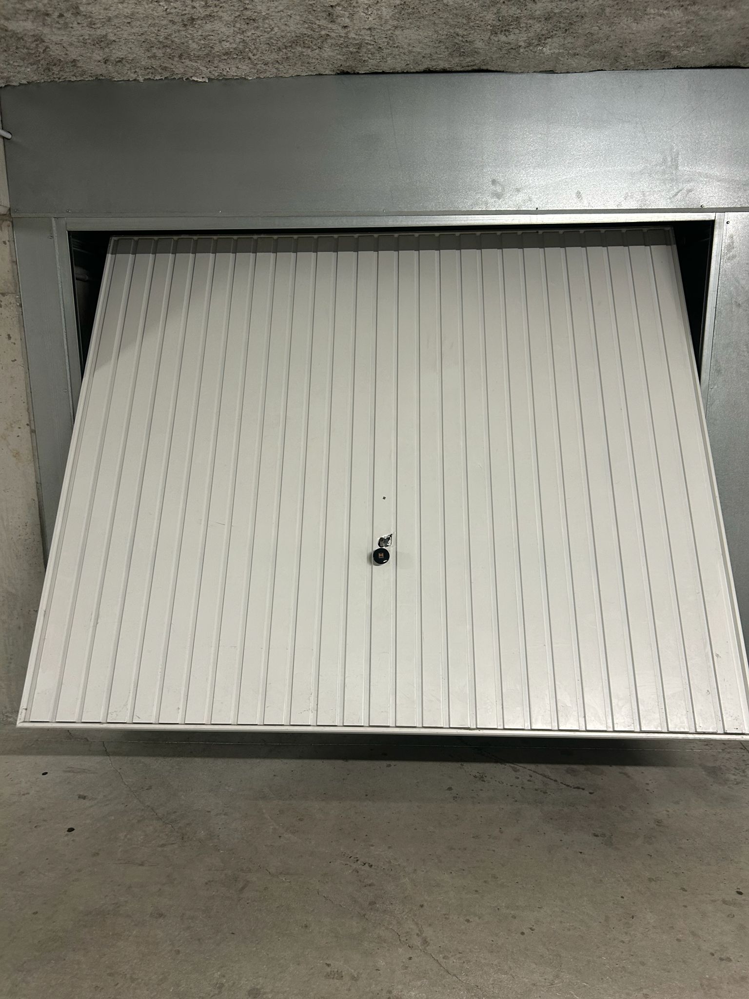 Remplacement de la serrurerie sur une porte de box garage — photo 2