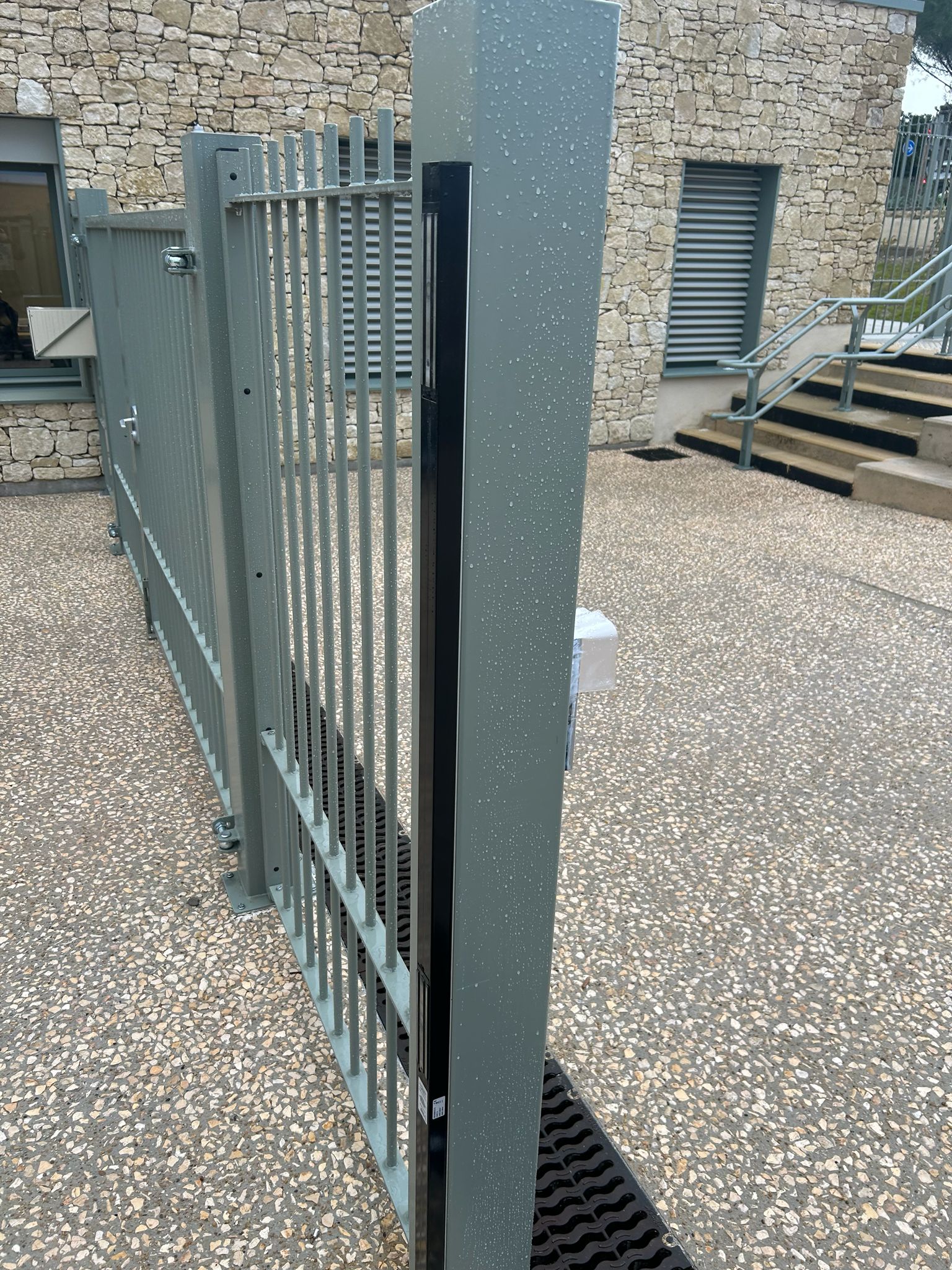 Uzès — pose d'une serrure sur portillon — photo 2